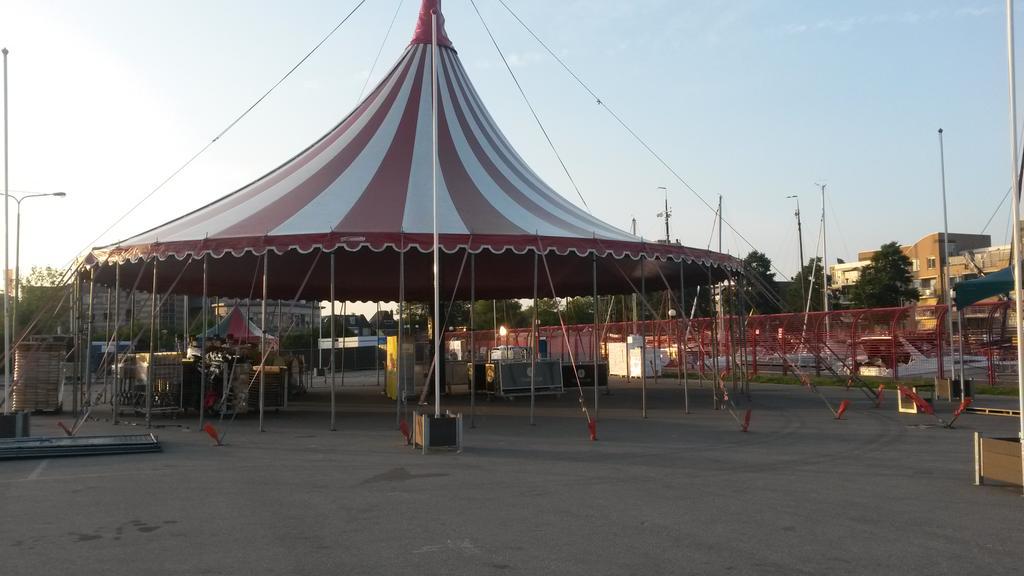 Druk in opbouw @thebigtaste festival friesland #sneek naast <a href="/Zandfestival_NL/">Zandfestival NL</a>  vrijdag t/m zondag 16.00-23.00 uur