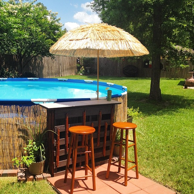 ThePoolFactory's tweet photo. #thepoolfactory #poolinstall - An easy to build #abovegroundpool
swim up tiki barfor your next #poolparty. http://t.co/W7d5wQsTHh