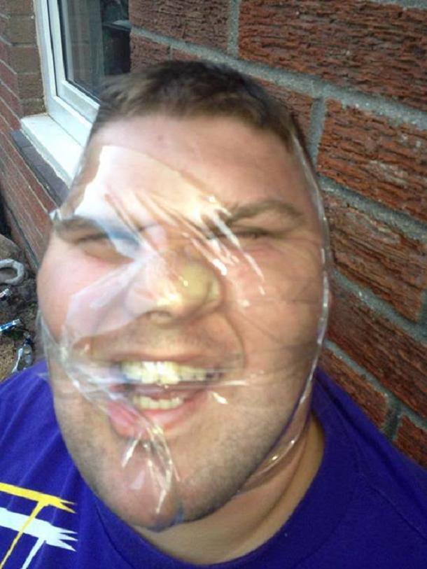 FrandomApp's tweet image. Remember the #sellotape selfie trend? ow.ly/QGXif via @MailOnline #ThrowbackThursday