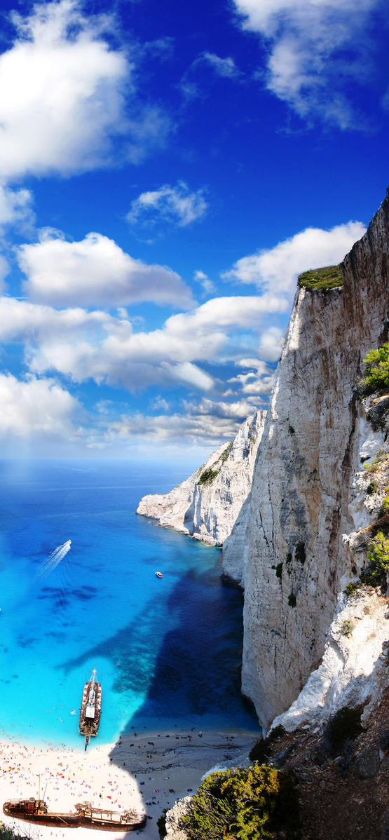 PerfectTrave1's tweet photo. Navagio Beach, Zakynthos Island, Greece http://t.co/MEKOMU3Mda