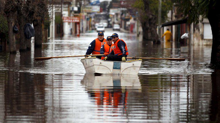 infobae's tweet photo. #ElMapaDelAgua: El Senado bonaerense "cajoneó" una ley similar al anuncio realizado por Scioli http://t.co/3KmbEC6BUU http://t.co/aP3dLVziKU