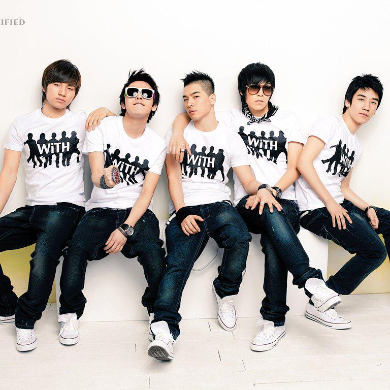 daniela80316646's tweet photo. ♩DIA MUNDIAL DEL K-POP 💙🎤💃♩
# bigbang ... SARANGE... 🙆 http://t.co/LP1Syu5iyx
