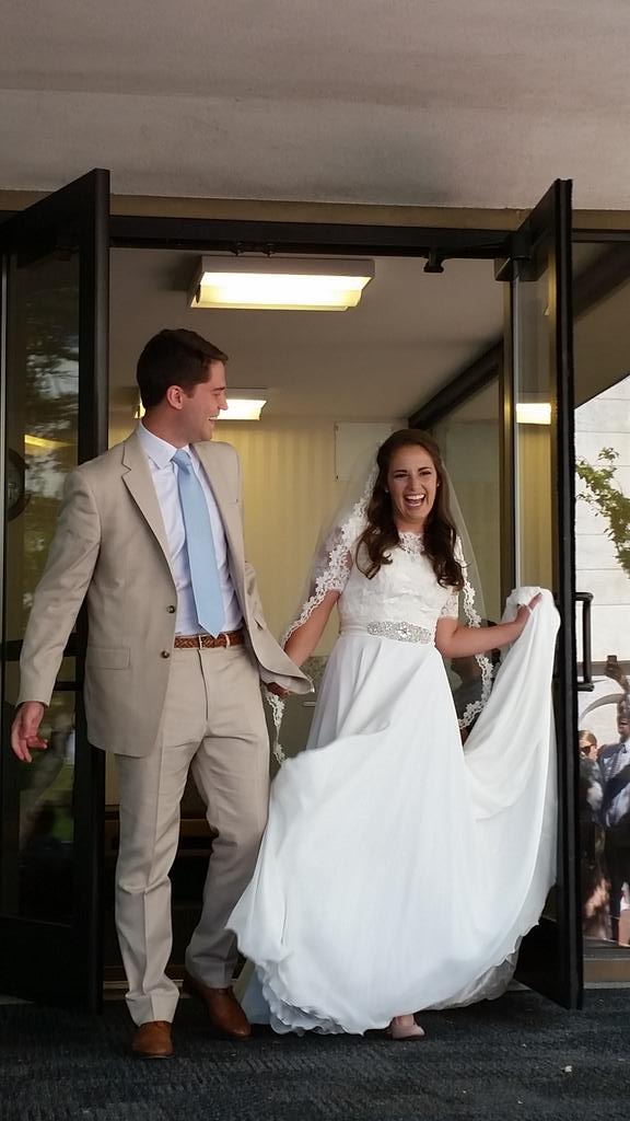 CoerverMtWest's tweet photo. Coach Kendra got married today #shecleansupgood #soccer #coervermountainwest #jendra http://t.co/EF1OP2VvjK
