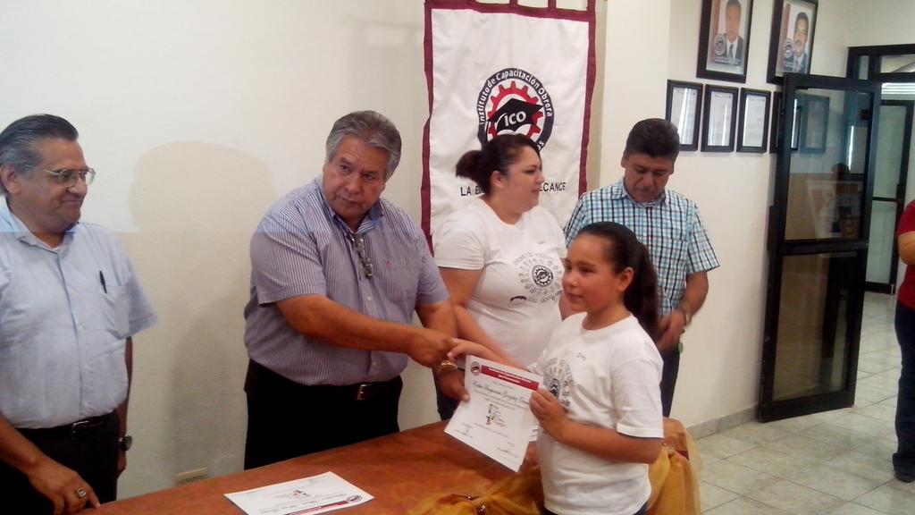 CTMPiedrasN's tweet photo. Entrega de diplomas Curso de verano 2015 @leocadiohdz @ctmcoahsureste @tereso_medina http://t.co/PFwYXMd8wq