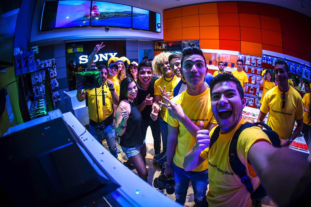 sarisbello's tweet photo. Uy y faltaba la #selfie con @PibeValderramaP buena foto @Rdobled ;) #EstaPasandoEnSonyStore http://t.co/WUcZ4hqvLt