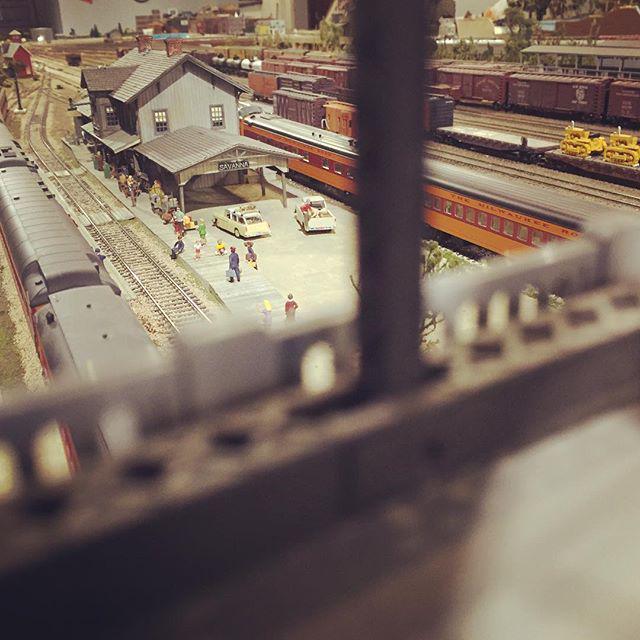 WModes's tweet image. Looking down at the #trainyard from the bridge at Savanna Cultural Center. #minis #tinywor… ift.tt/1L9bxnr