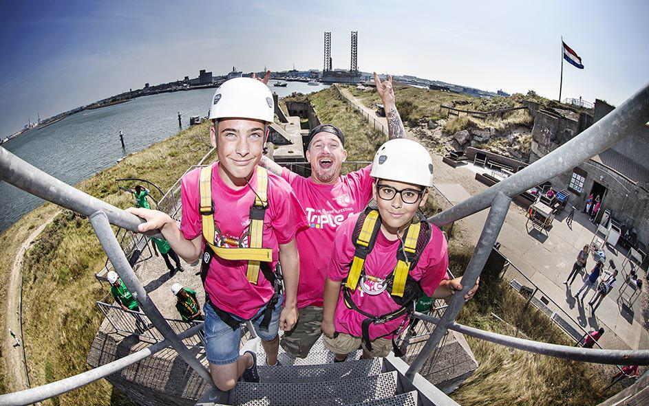 @JohnnyDeMol_ en 80 jongeren springen van de powerfan tijdens #TripleF <a href="/Fortijmuiden/">Forteiland IJmuiden</a>. Met de Fun zit het goed!