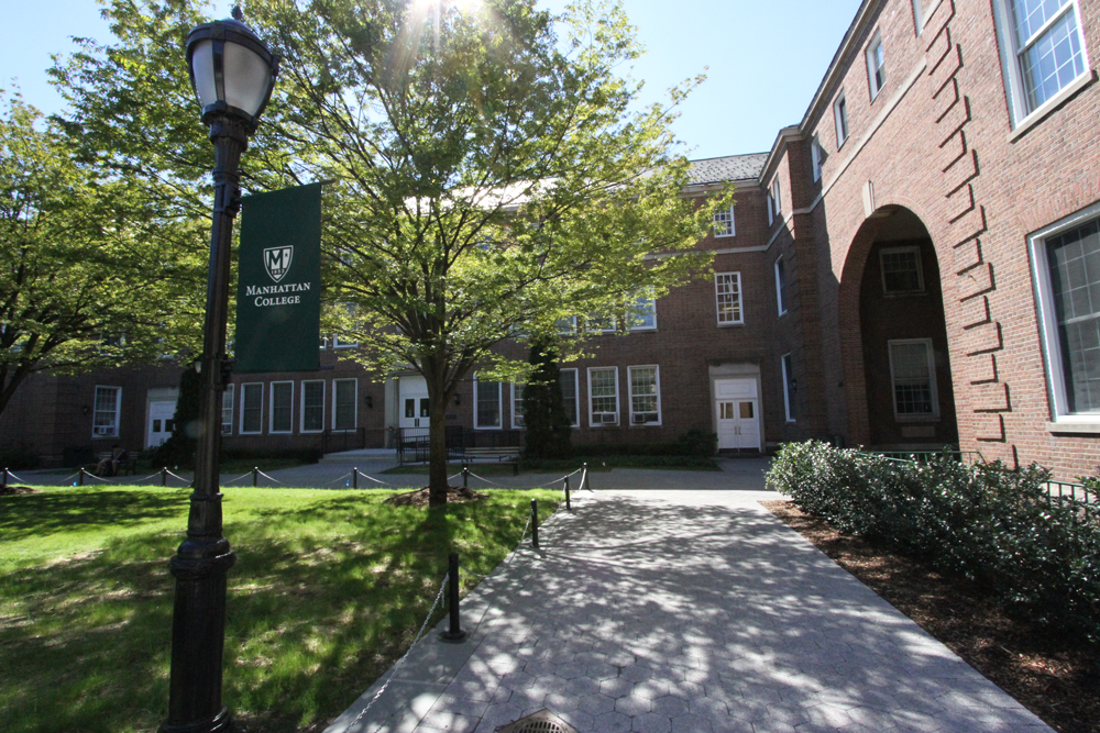 ManhattanEdu's tweet photo. This summer the Quad &amp; Walsh Plaza were repaved &amp; outfitted with lampposts. New ramps were added to DLS &amp; Miguel: http://t.co/5iV35y1VAT