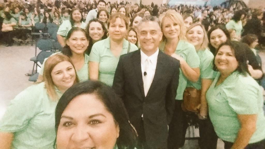 BonhamBeagles's tweet image. Selfie with Dr. Ponce!! 🐾🐶#BonhamBeagles #MISD #EndofSummmer  #misd2015genassembly