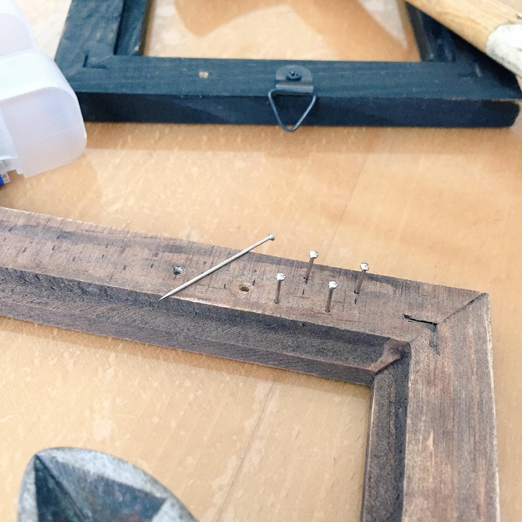 ちばと セリアさんのフォトフレームをバラして 探し回って見つけた虫ピンをペンチで切って金槌で打って 本来金槌で打つものじゃない 簡易木枠織り機完成 ただし何織ろう 迷う Http T Co Apec0z0vmi