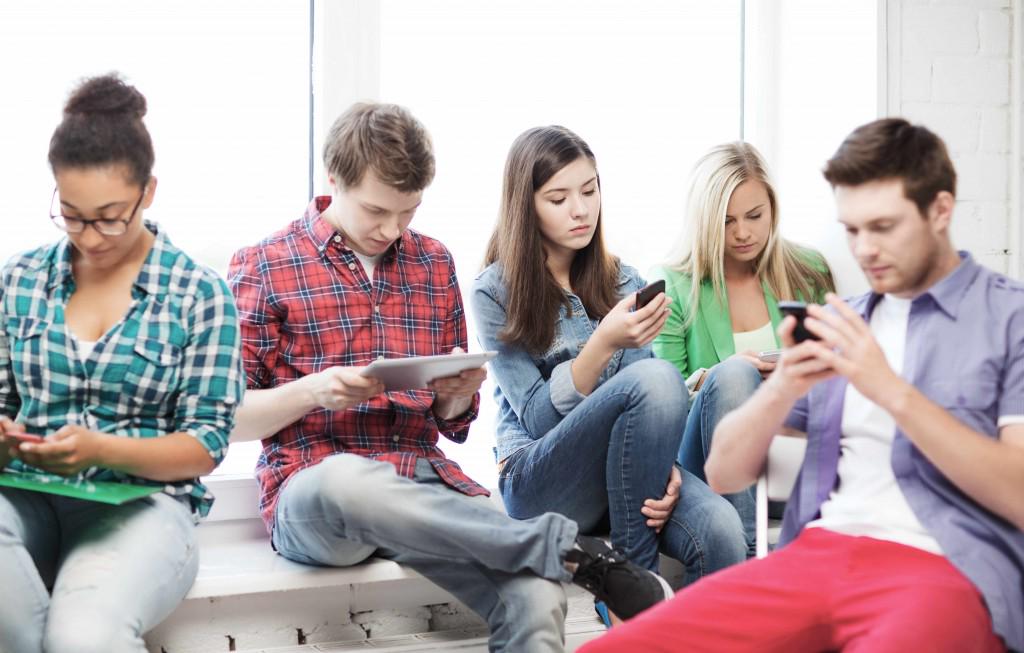 MayoClinic's tweet photo. Consumer #HealthTips - #TeenTexting: Help your teen avoid the risks http://t.co/cDHsHeBuVl http://t.co/J3OTGRRB9b