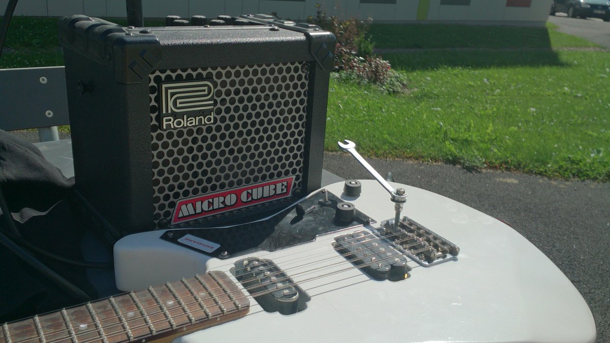 123guitartuner's tweet image. RT the___resonance: Sunny day! Time for some outdoors #guitar practice #microcube