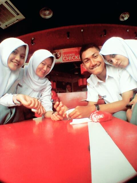 alfin__muhammad's tweet photo. Hari ini 👔👕👖👟 http://t.co/dzkuMCzIzB