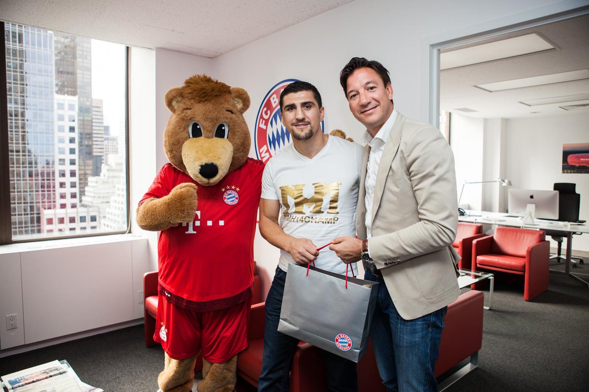 Marco_Huck's tweet photo. @FCBayernUS office in #NewYork. Thank you for having me. Had a great time. #MH14CHAMP #BoxingHuck #HuckGlow @FCBayern http://t.co/xH7PApVD5L
