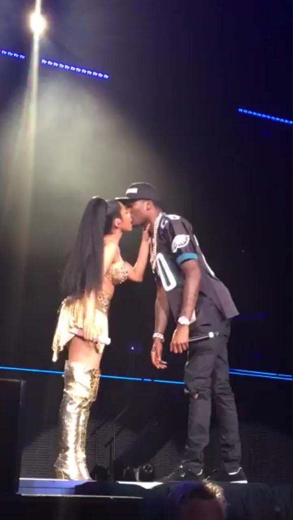 IFYKUNO's tweet photo. They say meek mill line up like a wide receiver anytime he kiss nicki.😭😭 http://t.co/hrobv47fXu