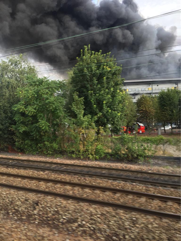 justbulkit's tweet photo. Incendie d'un entrepôt vers Pantin, vue depuis le RER E @bfmtv http://t.co/GVHCJMHDdo