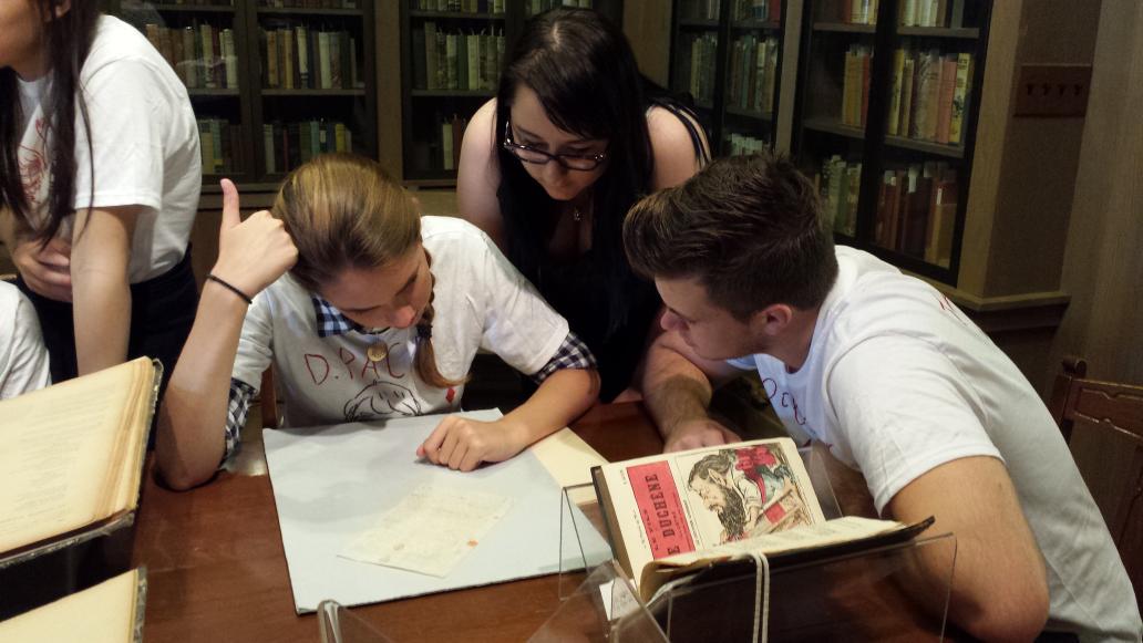 erikadlibn's tweet image. IFS students decipher a 19th century letter (in French!) At the #lillylibraryIU #iu #ifs