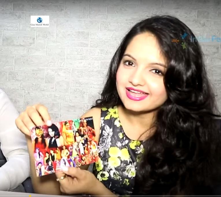 GiaaManekWorld's tweet photo. #Pic03~ @Giaa_Manek receives gifts and messages from fans smile :) http://t.co/wmBVNzwuT9