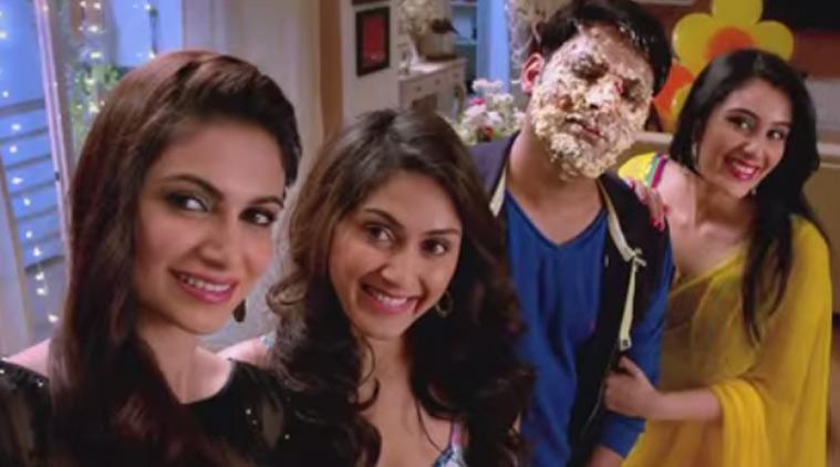 ieEntertainment's tweet photo. Kis Kisko Pyaar Karoon trailer: @KapilSharmaK9 tickles your funny bone |
http://t.co/LHAuG2Tpbu http://t.co/eSoCkTGACH