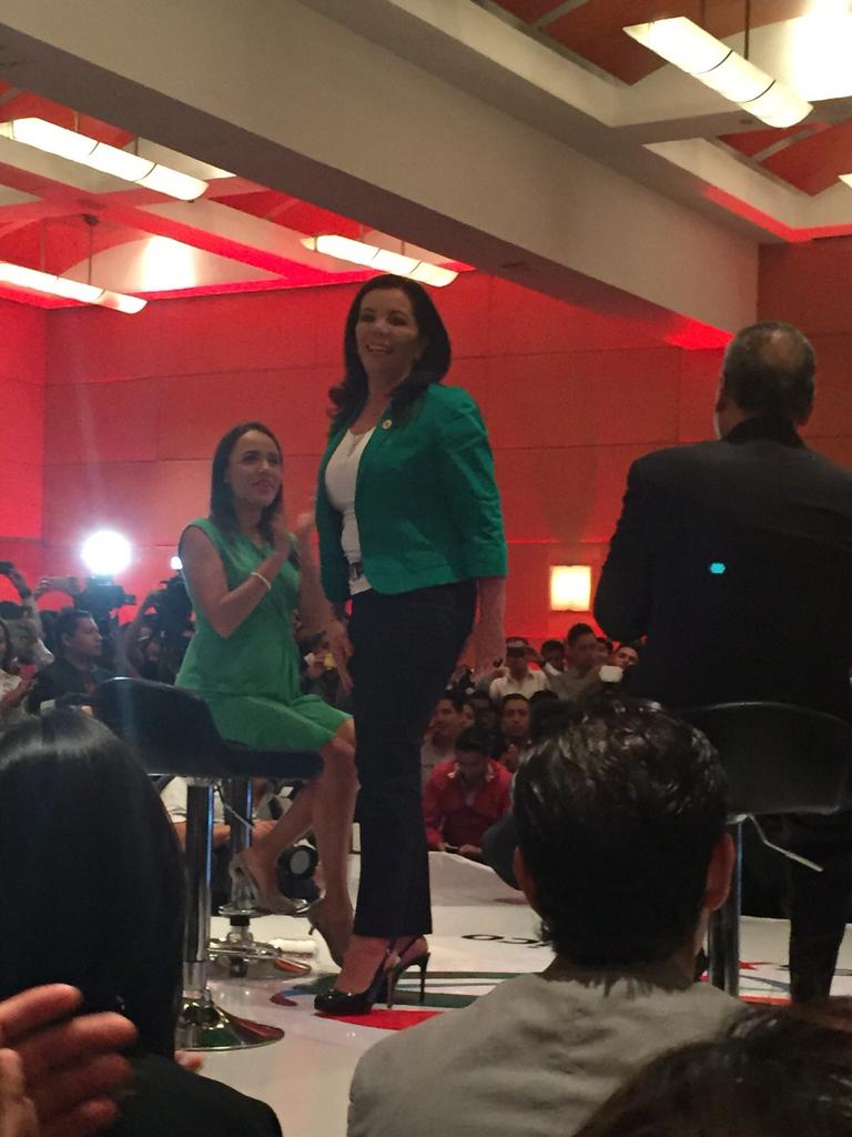 acmarti_mx's tweet photo. @CarolinaMonroy_ el apoyo de los jóvenes priístas con ustedes! #MonroyEsRED http://t.co/IfSchZHnKu