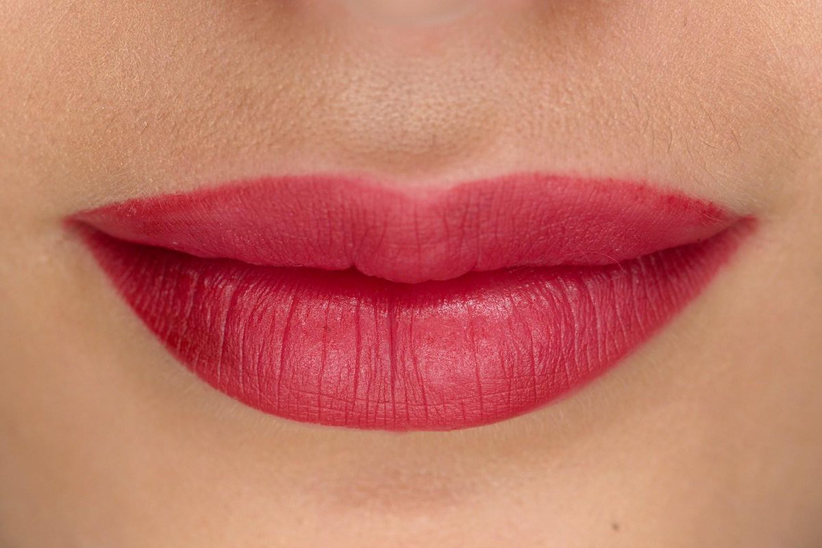 Красивые губки. Женские губы. Глосс для губ. Гагарина с красной помадой. Девчачьи губы.