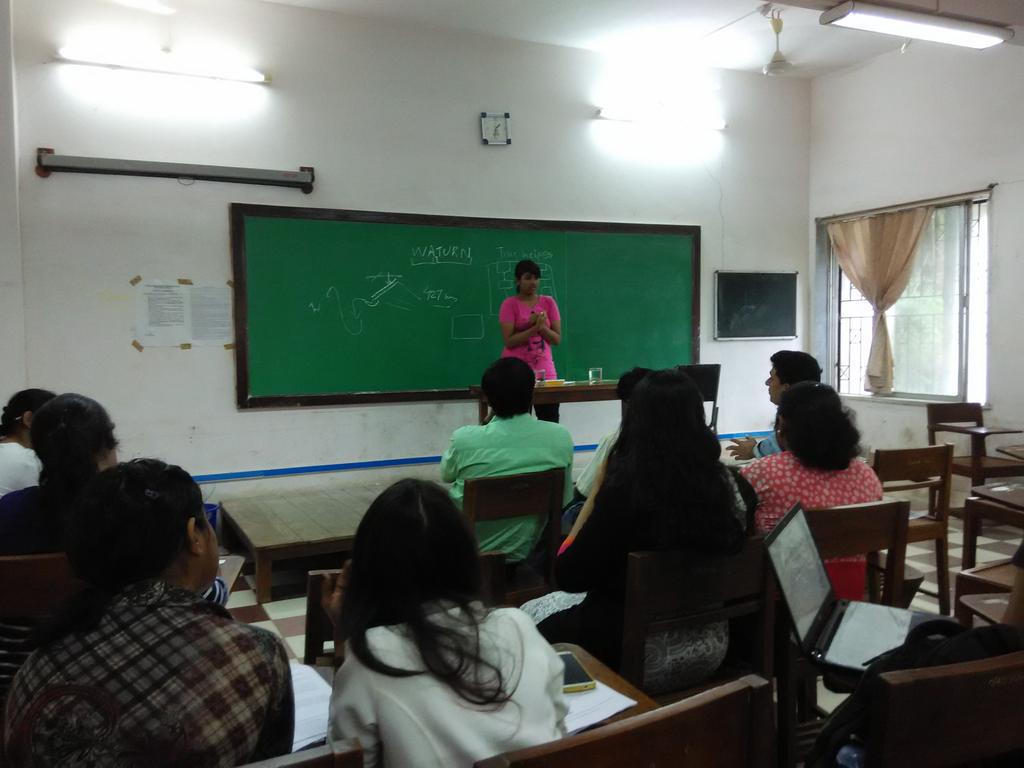 A student very effortlessly presenting her innovative idea #SndtDigital