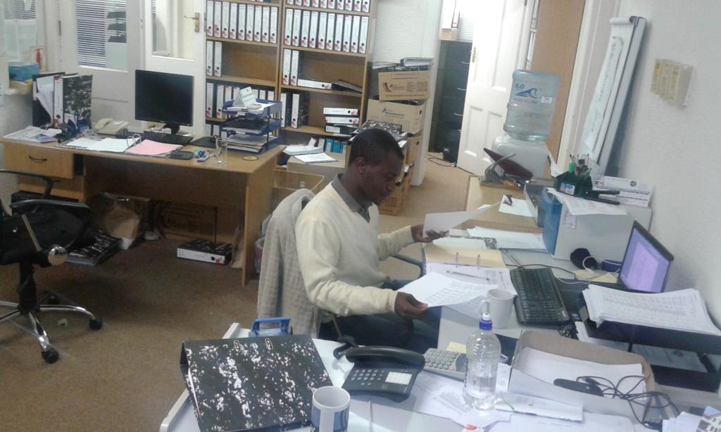 unclegodie's tweet photo. Last man standing in the office #panicmodenow #workthings http://t.co/RD5qrmjDIw