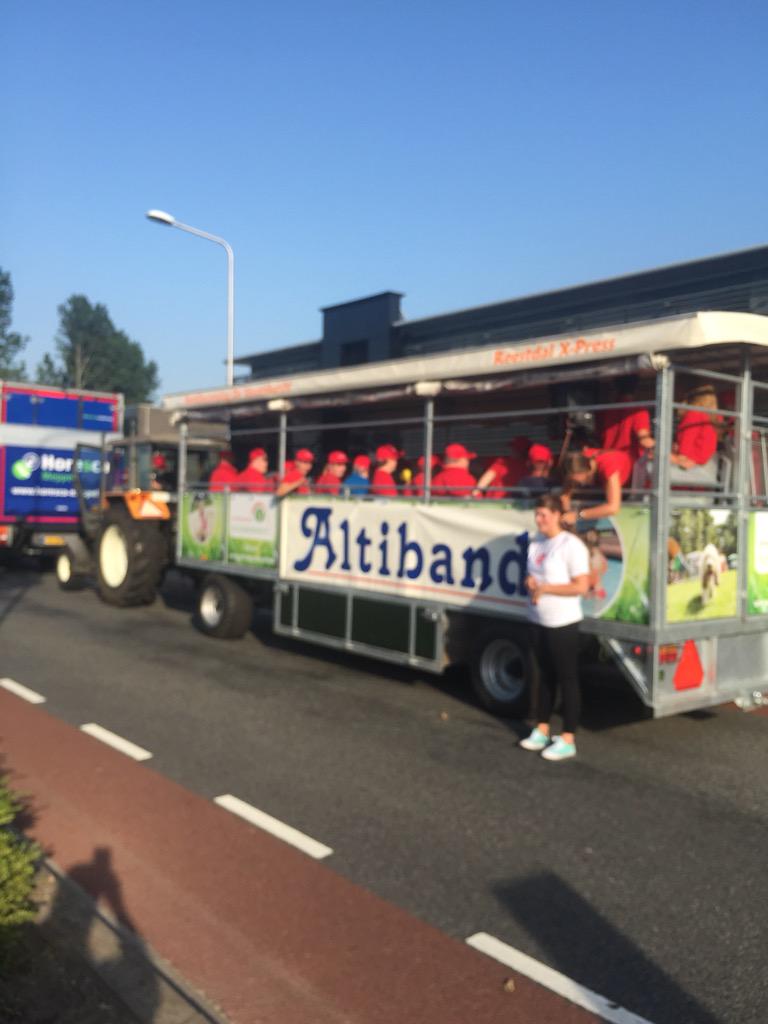 Gezellig met de altiband bij de optocht van donderdagmeppeldag!
