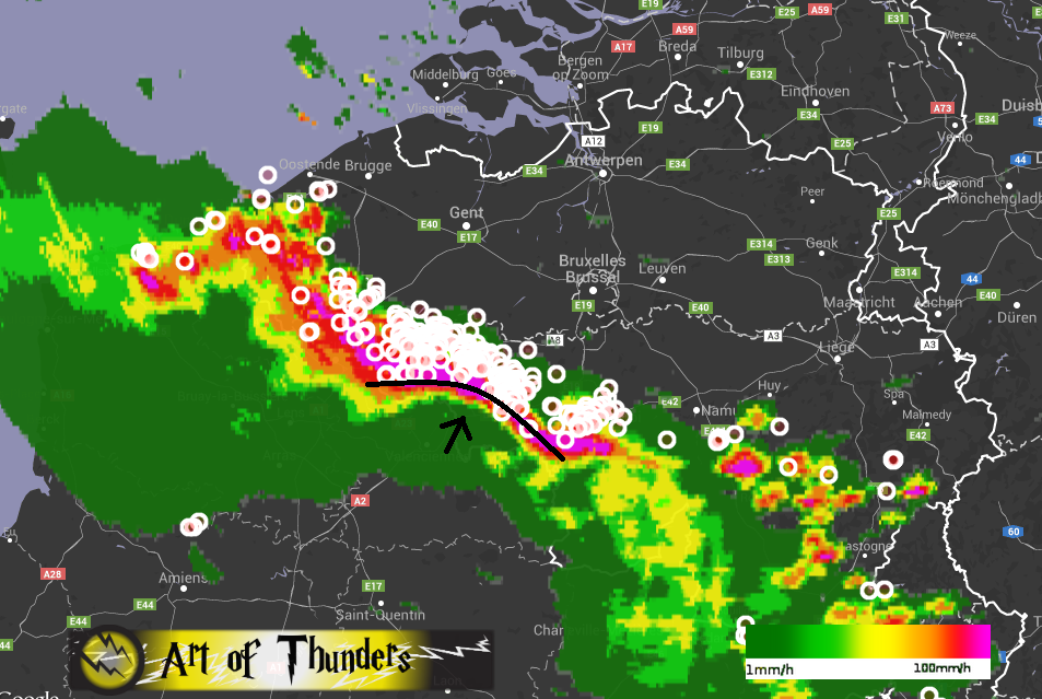Art_of_thunders's tweet image. Squalline vertoont een bow-echo erin! Voornamelijk daar kans op zeer zware #windstoten! #BowEcho #severeweather