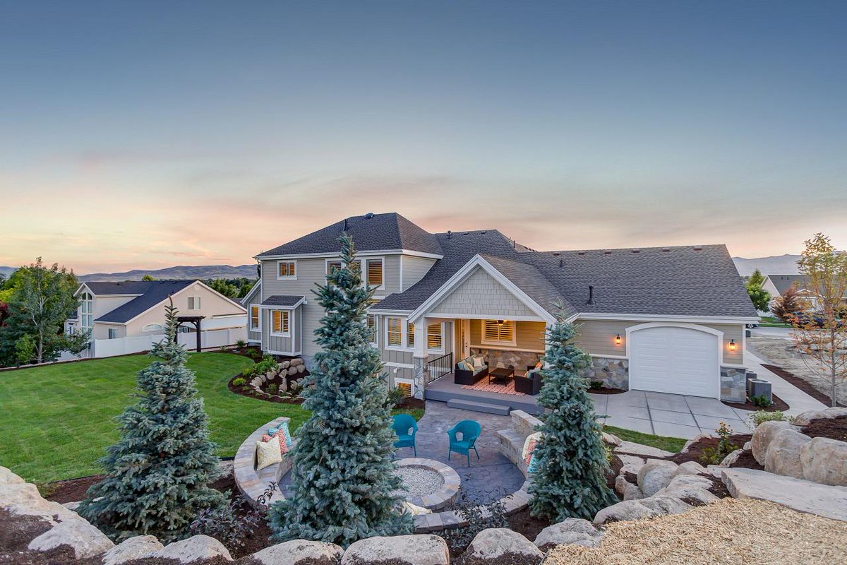EBuildersUtah's tweet photo. Gorgeous exteriors &amp; landscaping #RiverParkFarmhouse #slparade23 #paradeofhomes #hollimanexteriors http://t.co/8jIyrFwNJ4
