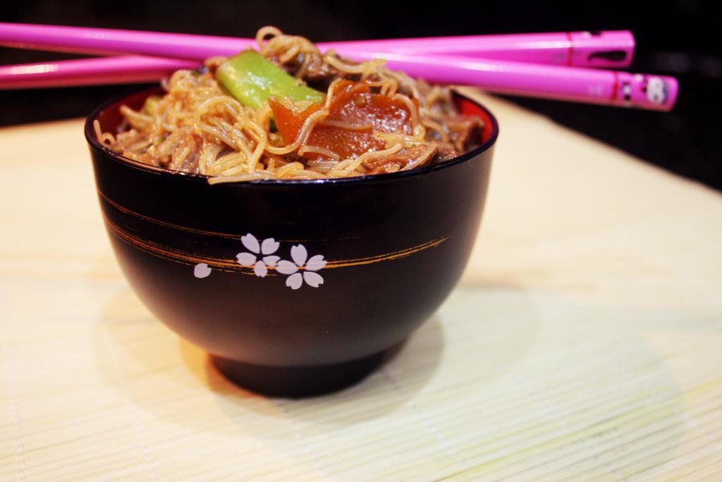 SaborTheSims's tweet image. Yakisoba com Macarrão Oriental sem glúten! Aprenda a fazer, é fácil e saudável! bit.ly/sts-yakisoba