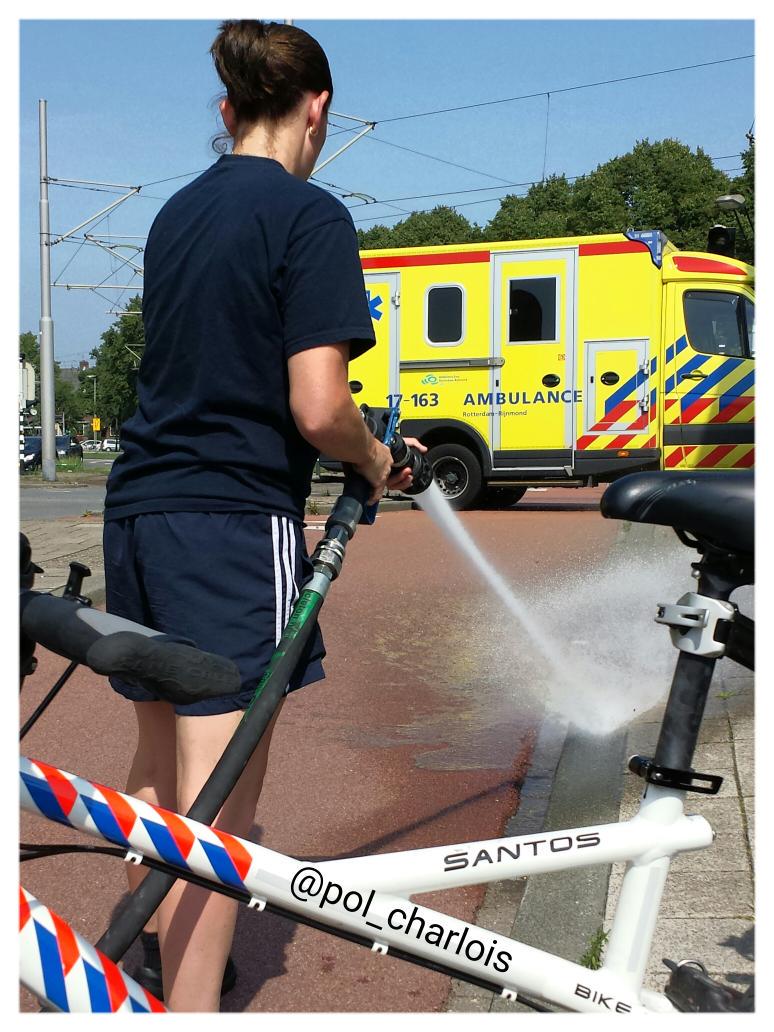 POL_Charlois's tweet photo. Voorbijganger handelde zeer alert bij medische noodsit. #Vaanweg. Hulde! #TS44-1 zoals altijd multi-inzetbaar ^PdR http://t.co/Xmp5X2SLfs