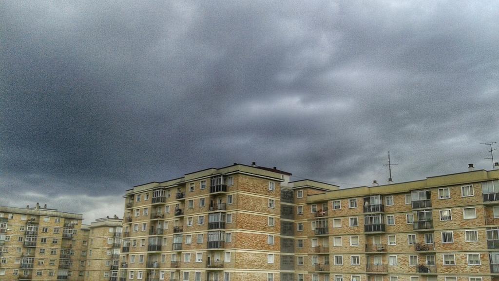 NavarraDiferent's tweet photo. La tormenta sobrevuela el barrio  @AEMET_Navarra @meteoPamplona http://t.co/7iC5kr9x5X