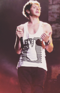 TeamDirectionBR's tweet image. Niall de regata na  TMH tour! #MTVHottest One Direction