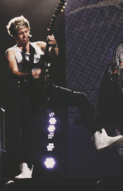 TeamDirectionBR's tweet image. Niall de regata na  TMH tour! #MTVHottest One Direction