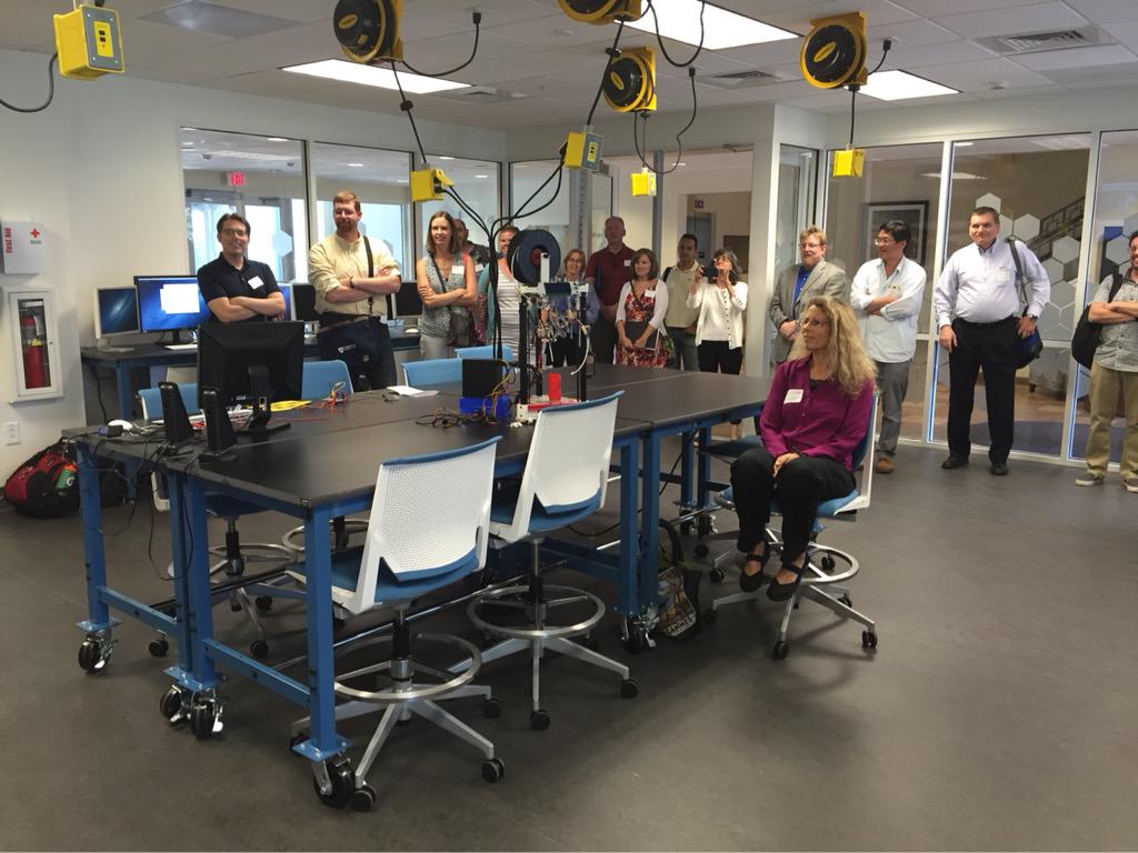 NC_Hildebrand's tweet photo. The most people to date in the new Maker Hub. #ElonTLC15 #ElonMake http://t.co/Yi98AlEbaw