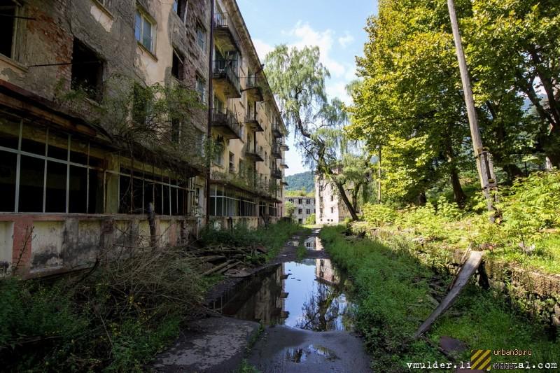 Шахтёрский городок Поляна (Ткварчельский район, Абхазия). После грузино-абхазской войны оказался полностью заброшен.
