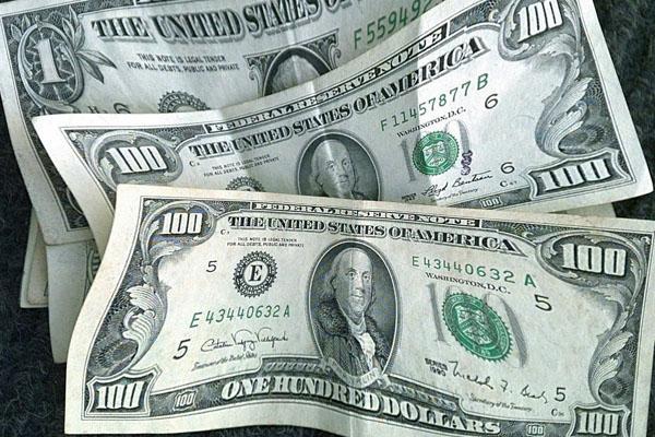 Emol's tweet photo. Dólar cierra con nueva alza: Llega a los $686 y en el año ha ganado casi $80 http://t.co/fX8X00YqY4 http://t.co/pqFvqecKtT