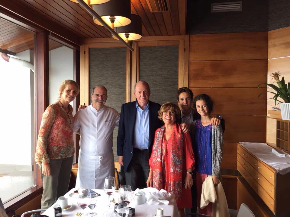 Hoy en @Akelarre_Ps hemos recibido una visita real en familia. <a href="/CasaReal/">Casa de S.M. el Rey</a>