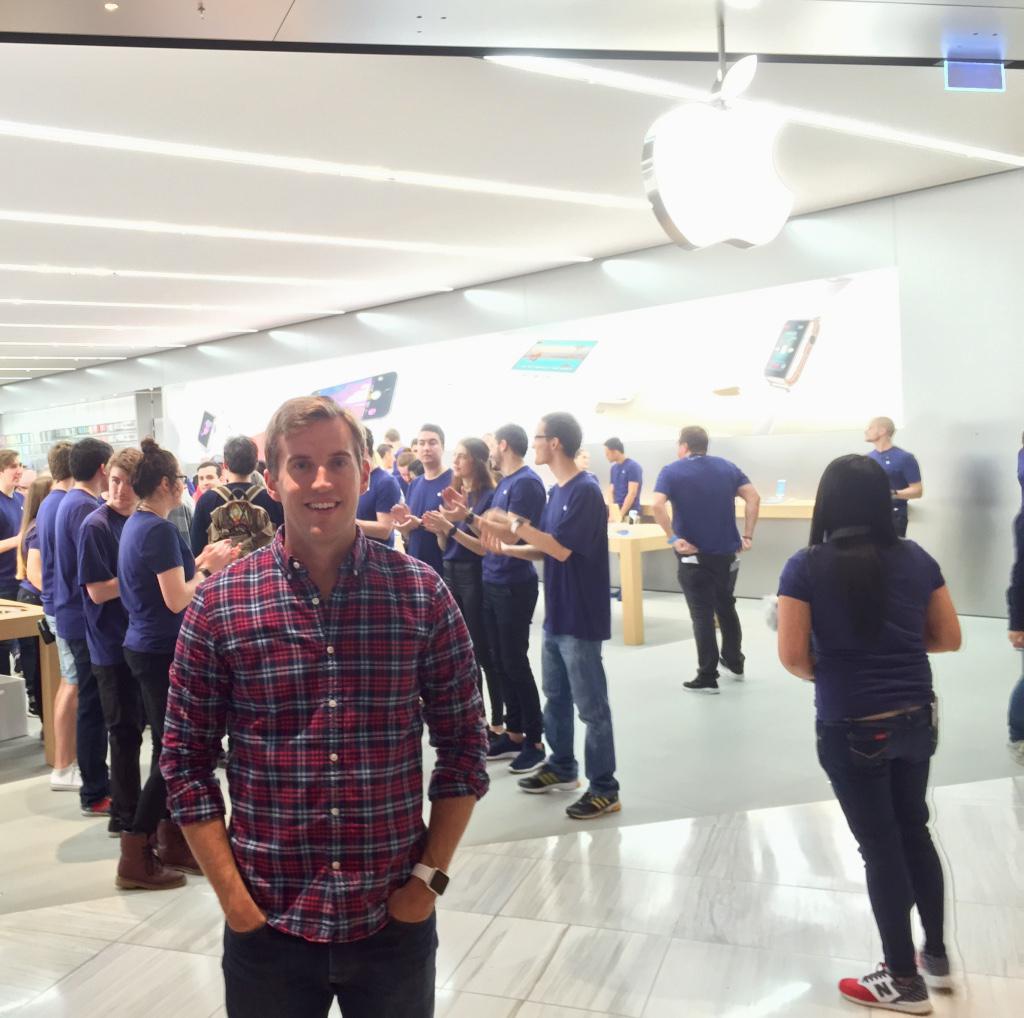 UCLAParkerCMC's tweet photo. .@APPLEOFFIClAL interns spread across the globe managing store openings! #AnderIntern #whyMBA #technology #retail http://t.co/dGocffnqPl