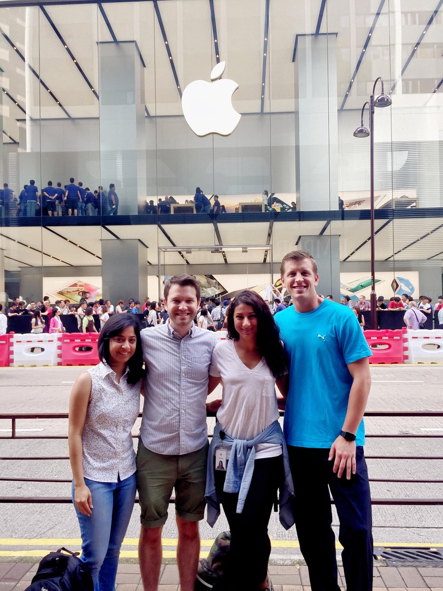 UCLAParkerCMC's tweet photo. .@APPLEOFFIClAL interns spread across the globe managing store openings! #AnderIntern #whyMBA #technology #retail http://t.co/dGocffnqPl