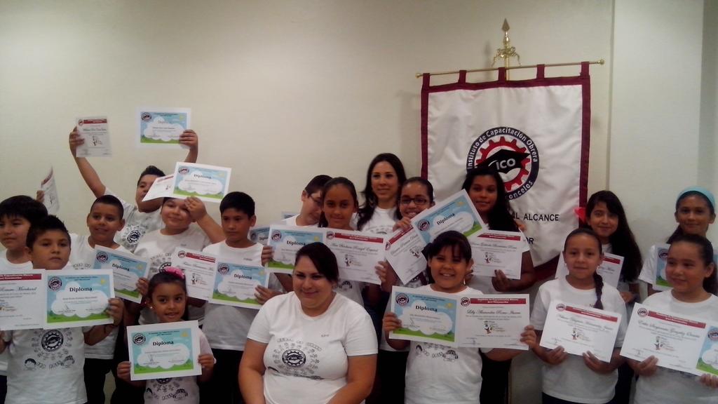 CTMPiedrasN's tweet photo. Clausura curso de verano 2015 ICO photoshop e Ingles. Duracion 1 mes @ctmcoahsureste @leocadiohdz @delfinatrevino http://t.co/S1jRuyrhKC