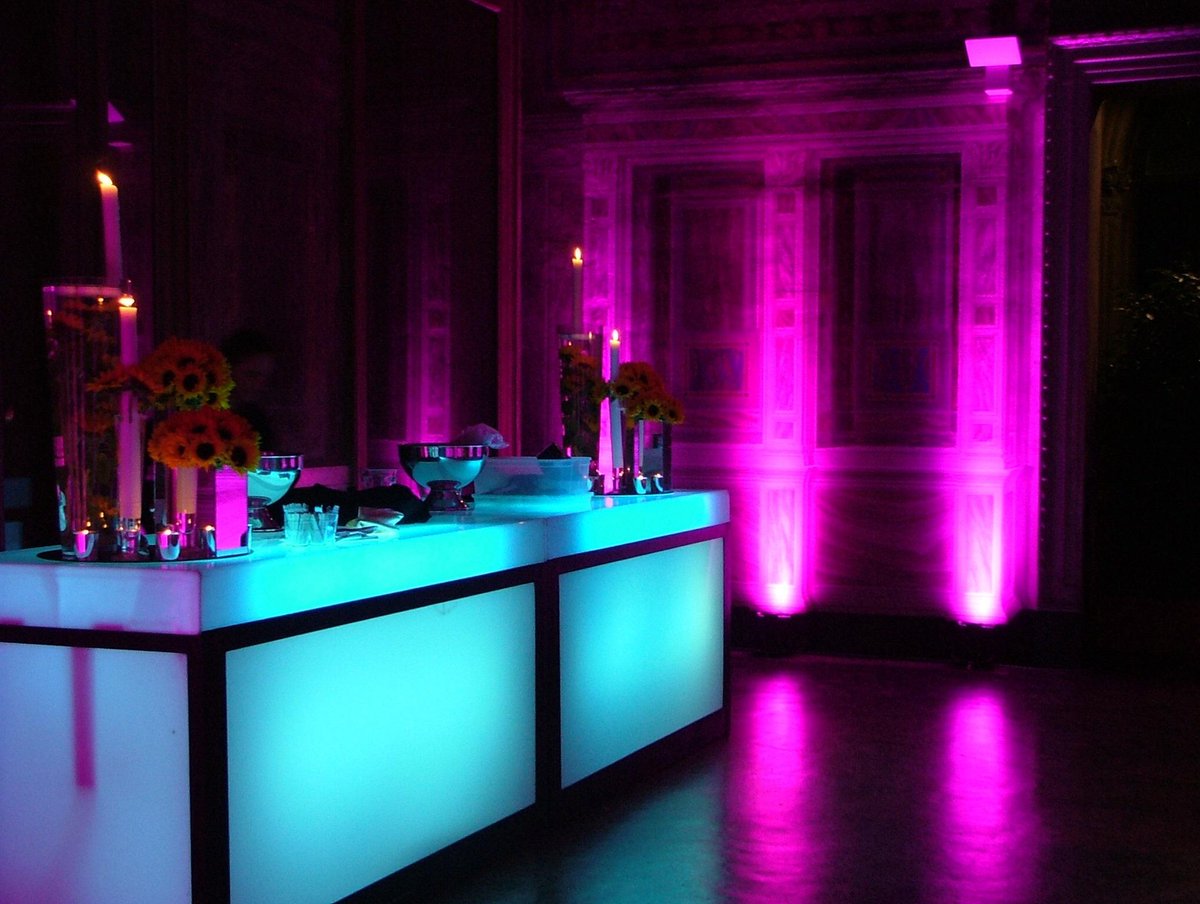 ContikiCanada's tweet photo. #PartyCheck The best bars in America - Vegas Addition --> http://t.co/UYmVY469RP #contikiSixTwo #travel #contiki http://t.co/Ig6JIdVPEd