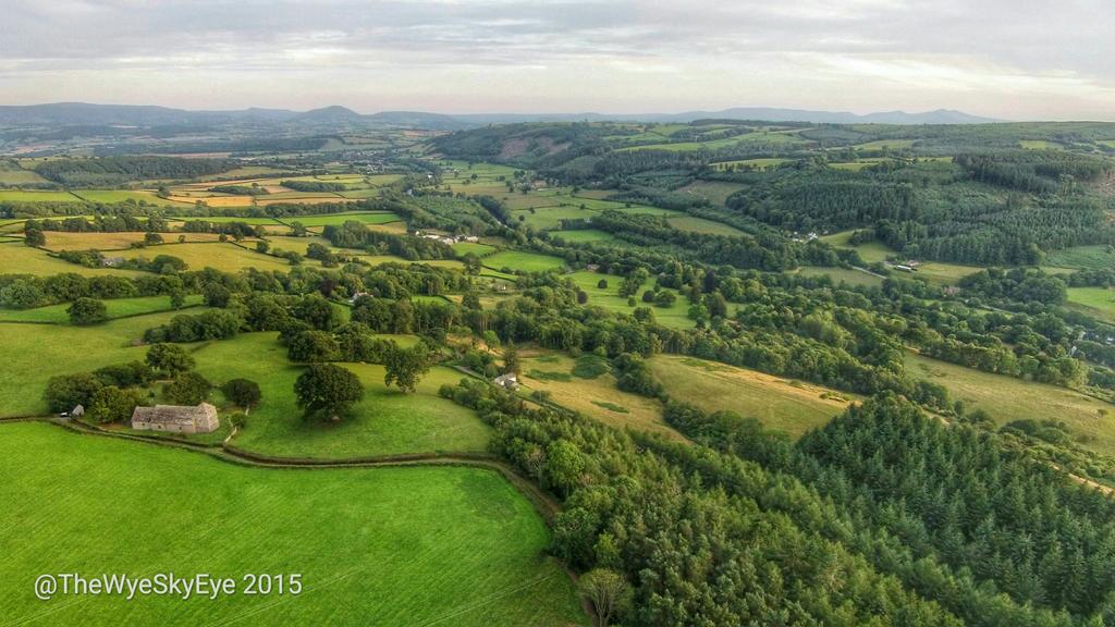 TheWyeSkyEye's tweet photo. The #RiverWye snakes its way through this green land as the #BlackMountains lead to the #BreconBeaons in the distance http://t.co/Q2YI0fpK5G