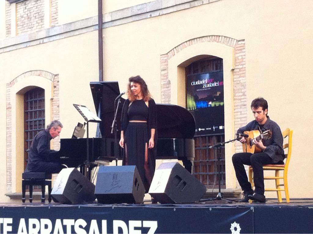 flamencoonfire's tweet photo. Buen ambiente en #Ciudadelarte con Sandra Carrasco presentando su último disco. Pásate! #Sabikerando http://t.co/rAxErNvRDC