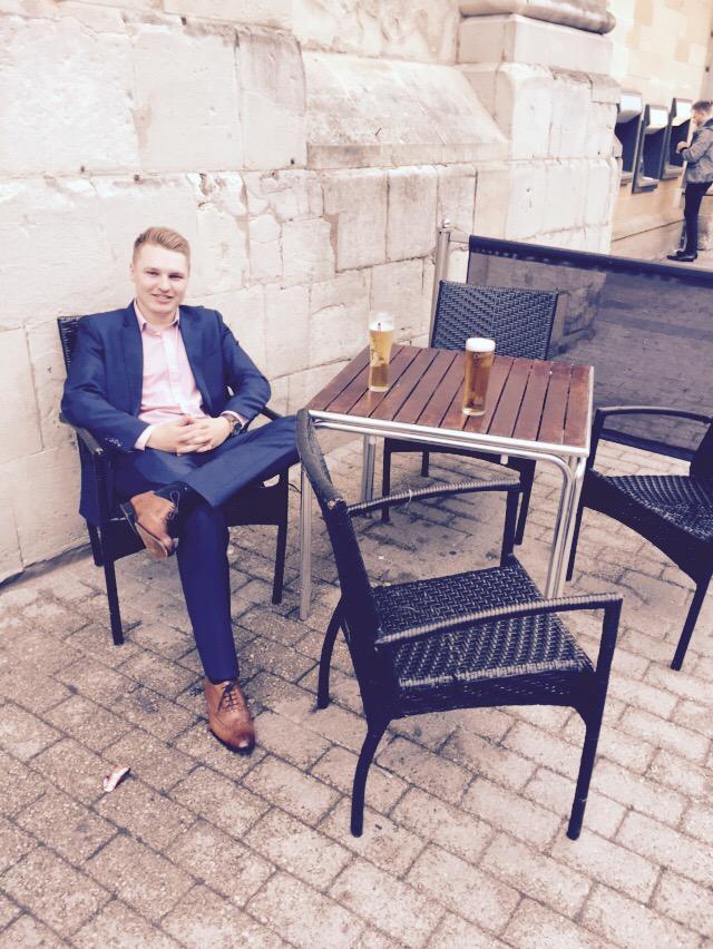 LVann91's tweet photo. Walk up to meet Monks at the slug and lettuce. What a greeting #Vankey http://t.co/3KmNePdICR