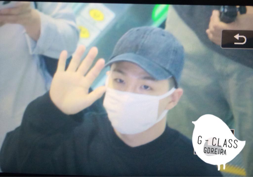 [14/8/15][Pho] GD và Taeyang tại sân bay Incheon đến Thành Đô CMU3P9YU8AAVVG5