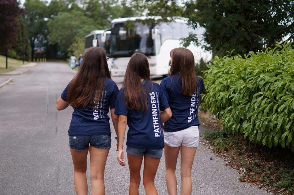gabriela0301_'s tweet photo. Header na França c as melhores 🇫🇷🚌🌍❤️ #Camporee2015 #Collonge #MelhorExperiencia http://t.co/WBFWKmeSCF