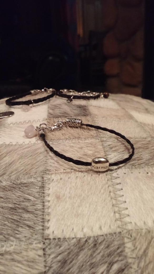 bigfillyadv's tweet photo. C.A.D.E.N.C.E.  tack charms. Horsehair bracelets. healing crystals. #mindful  #center #calm @HorseHour  @riderhour http://t.co/FG6YX95EMt
