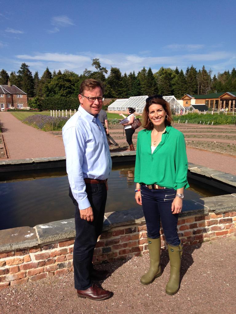 Zazgl's tweet photo. Lovely to meet the Landward team today and showcase our Walled Garden project  #bbclandward @Smack_sjs sunshine too! http://t.co/9Z8DgvfAkm